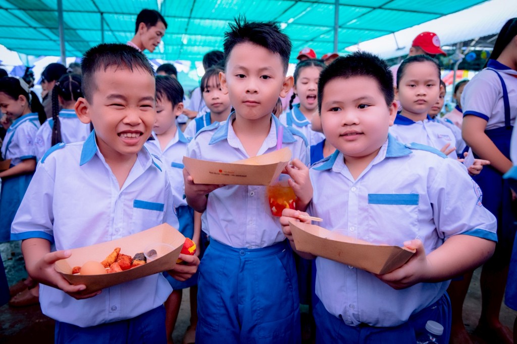 Mang ánh trăng yêu thương đến trẻ em vùng xa cùng C.P. Việt Nam