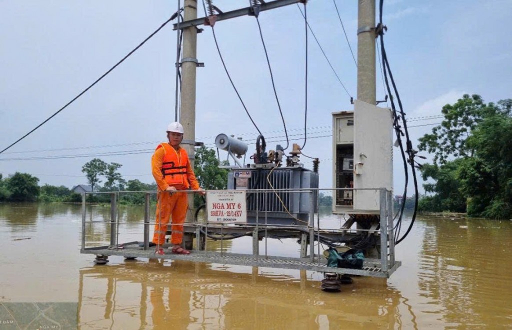 Công nhân điện lực Thái Nguyên ứng trực tại các trạm biến áp, chờ nước rút, khôi phục lưới điện