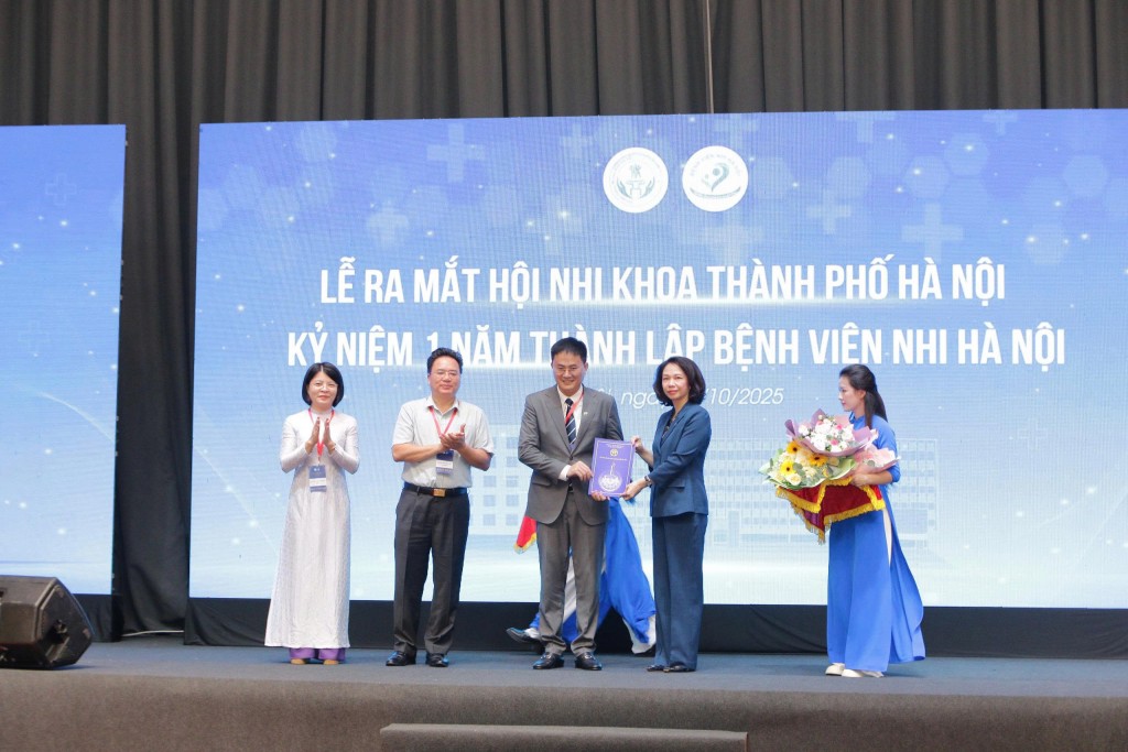 Phó Chủ tịch UBND TP Vũ Thu Hà đã trao quyết định ra mắt Hội Nhi khoa TP Hà Nội.