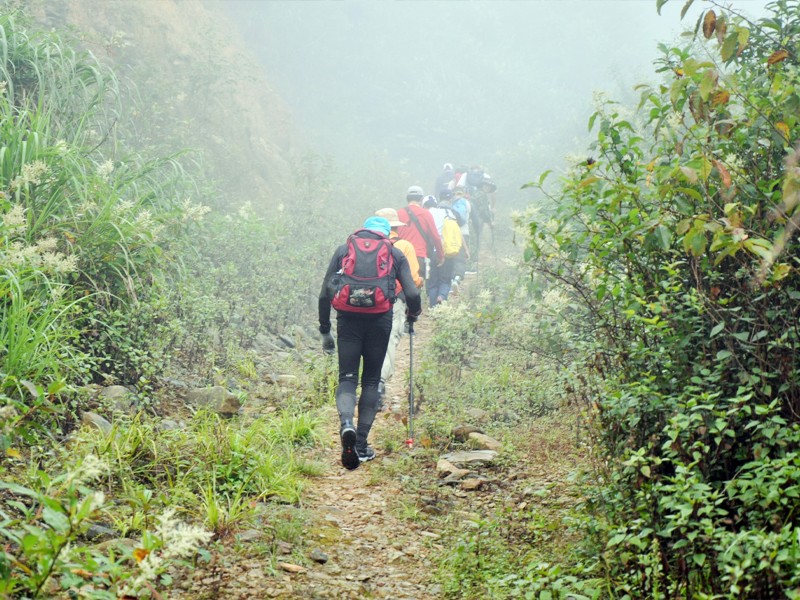 Chặng đường đi bộ leo núi có chiều dài gần 20 km lẫn trong sương mù dày đặc, thi thoảng đổ xuống những cơn mưa rừng. Ảnh: Công Kiên
