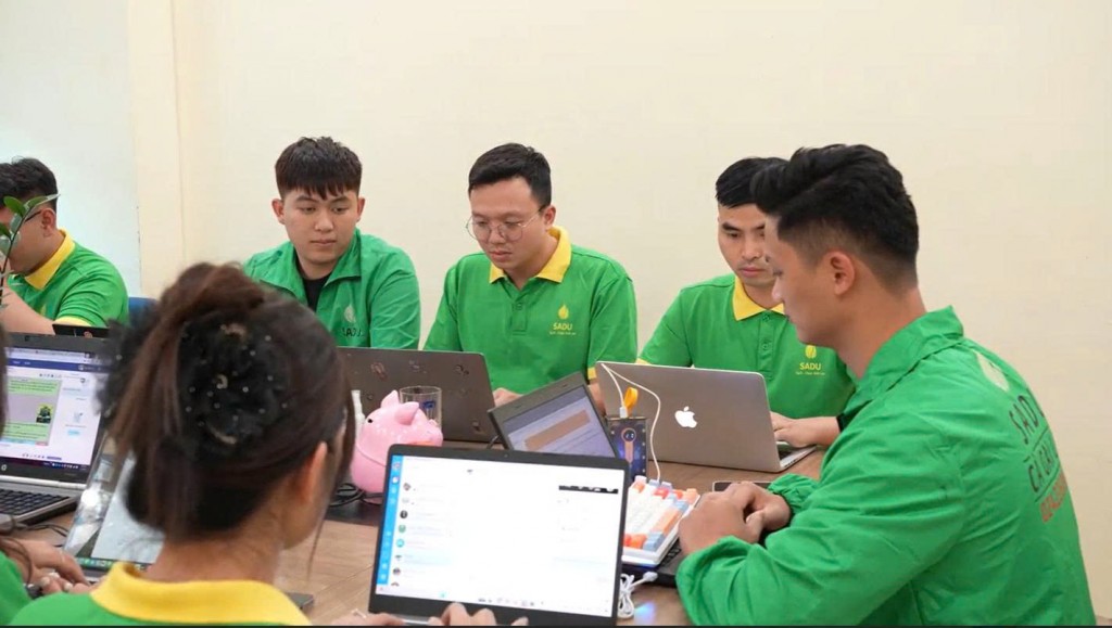 Đội ngũ bán hàng của công ty luôn bận rộn chốt đơn