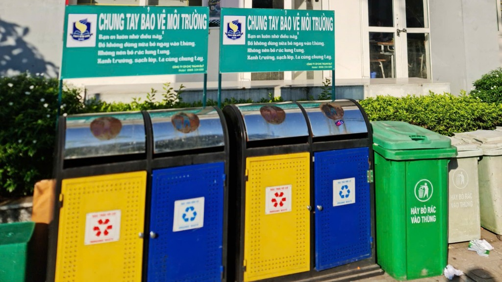 Các thùng để phân loại rác thải được lắp đặt tại Các thùng để phân loại rác thải được lắp đặt tại