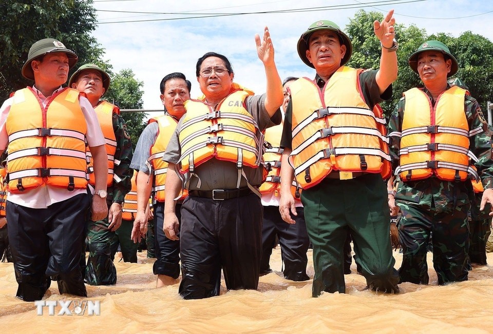 Thủ tướng Phạm Minh Chính chỉ đạo công tác cứu hộ, cứu nạn tại Thái Nguyên. (Ảnh: Dương Giang/TTXVN)