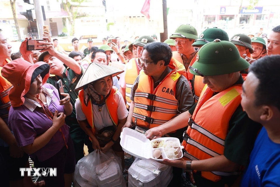  Thủ tướng Phạm Minh Chính thăm hỏi, động viên nhân dân bị ảnh hưởng lũ lụt tại Thái Nguyên. (Ảnh: Dương Giang/TTXVN)