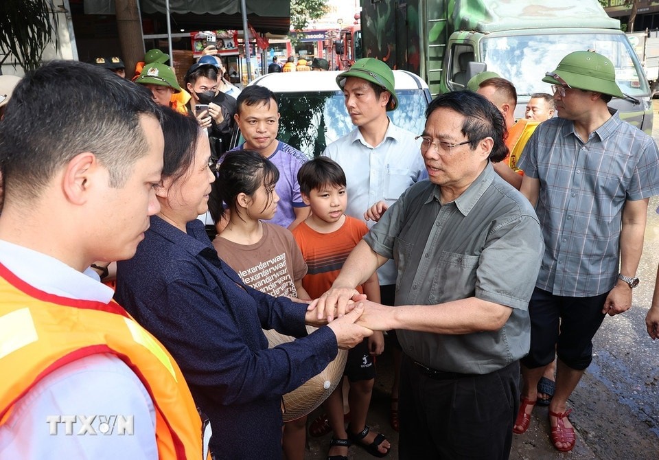  Thủ tướng Phạm Minh Chính thăm hỏi, động viên nhân dân bị ảnh hưởng lũ lụt tại phường Phan Đình Phùng. (Ảnh: Dương Giang/TTXVN)