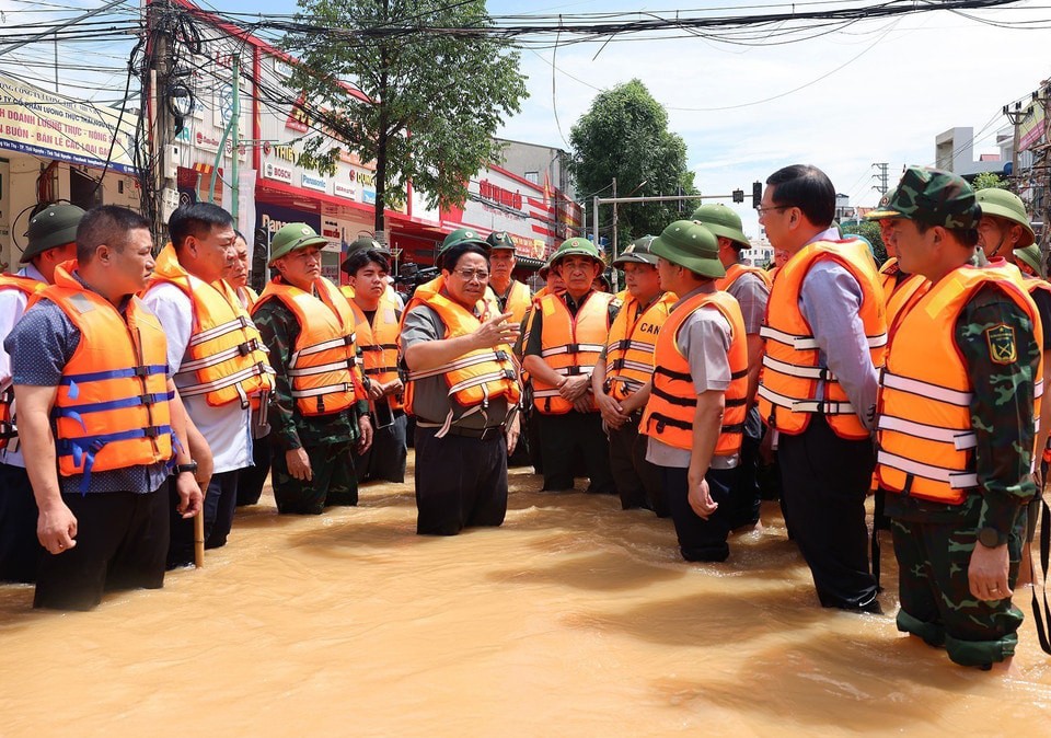 Thủ tướng Phạm Minh Chính chỉ đạo công tác cứu hộ, cứu nạn và khắc phục hậu quả lũ lụt gây ngập trên diện rộng tại Thái Nguyên. (Ảnh: Dương Giang/TTXVN)