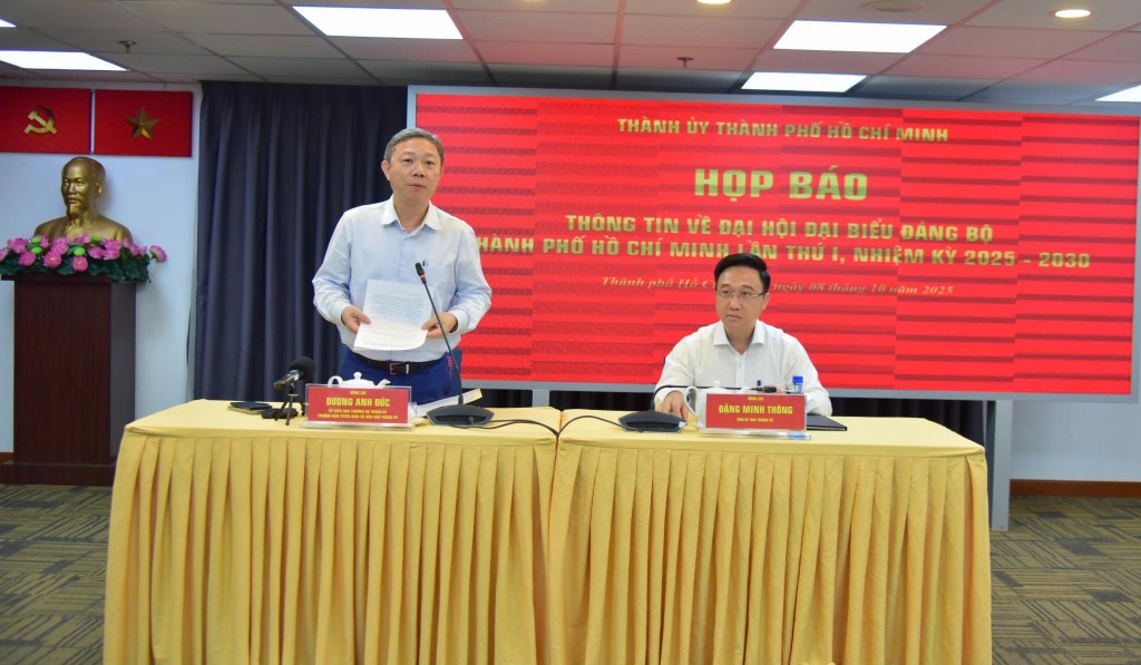 Ông Dương Anh Đức, Trưởng ban Tuyên giáo và Dân vận Thành ủy TP Hồ Chí Minh thông tin tại buổi họp báo