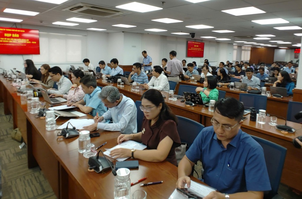 Đông đảo phóng viên tham dự họp báo