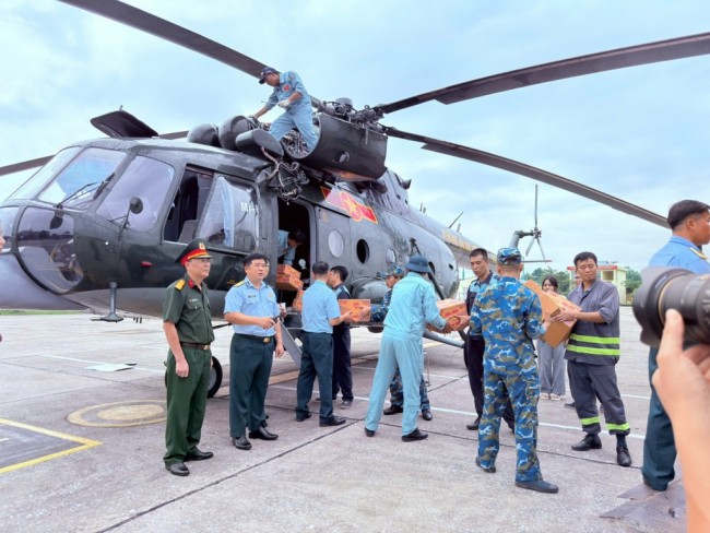 Trung đoàn Không quân 916 bay cứu trợ khẩn cấp tại Lạng Sơn