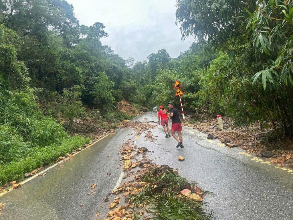Chính quyền xã Sóc Sơn cảnh báo người dân không đi lại trong khu vực sạt lở. Ảnh: Trịnh Duy