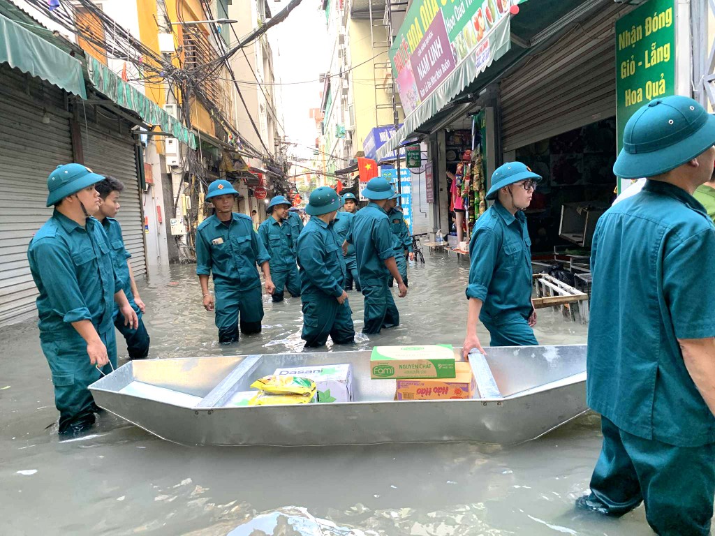 Lực lượng dân quân tự vệ thường trực phường Từ Liêm chuẩn bị thuyền vận chuyển các nhu yếu phẩm thiết yếu đến các hộ dân