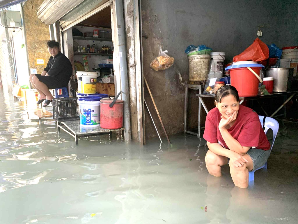 Nhiều người dân Phú Đô đang ngóng chờ nước rút để vệ sinh nhà cửa, sớm ổn định cuộc sống
