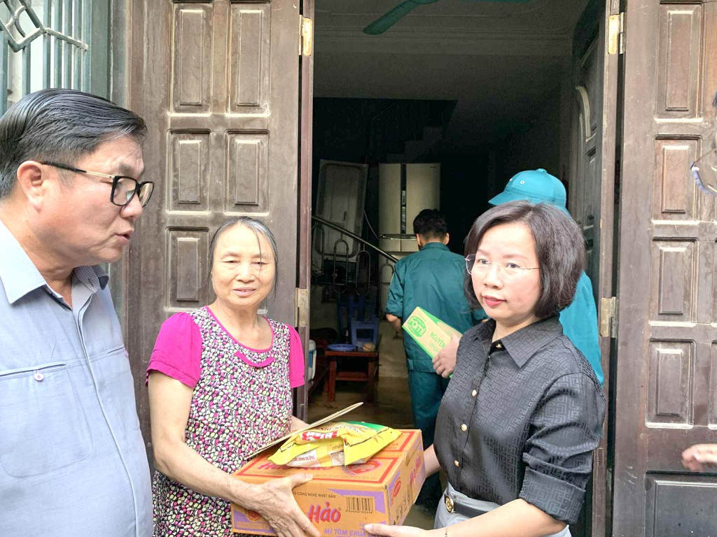 Ủy viên Ban Thường vụ Thành ủy, Phó Chủ tịch Thường trực Ủy ban Mặt trận Tổ quốc Việt Nam TP Hà Nội Bùi Huyền Mai cùng các đồng chí lãnh đạo phường Từ Liêm thăm hỏi, trao quà động viên người dân bị ngập úng có hoàn cảnh khó khăn