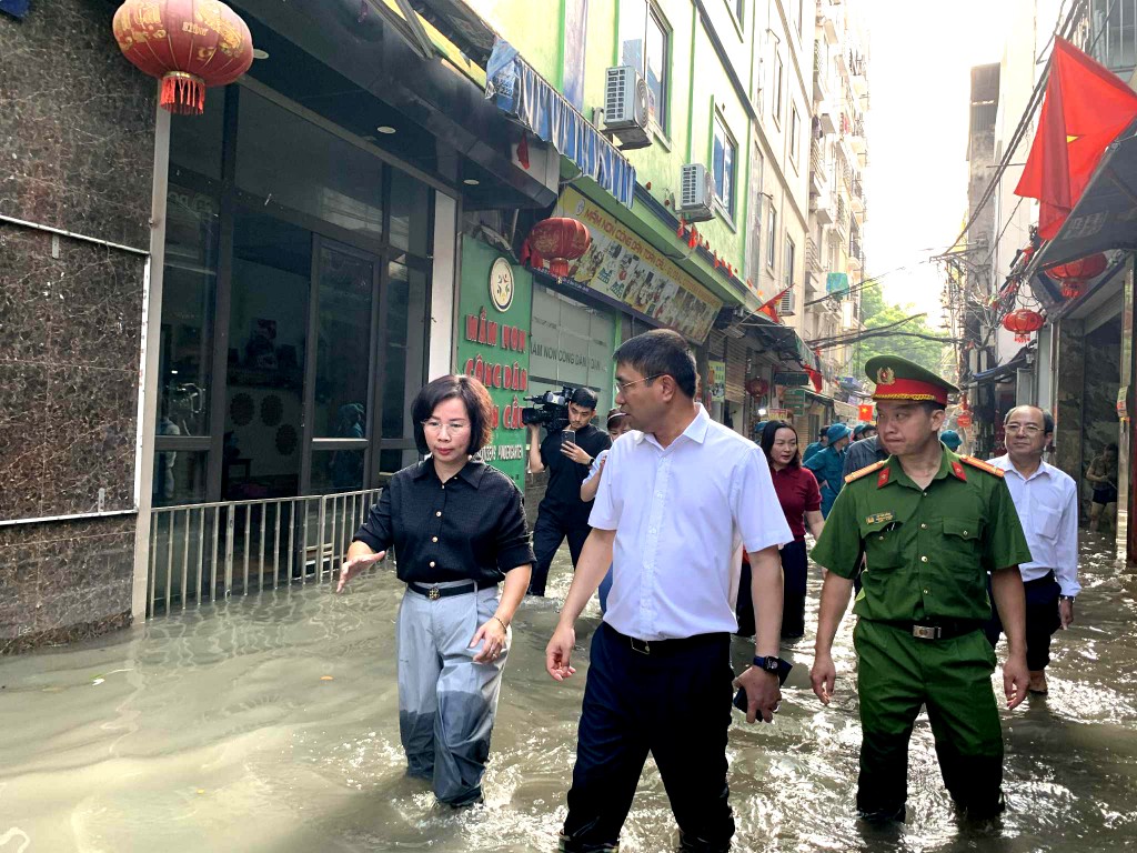 Phó Chủ tịch Thường trực Ủy ban Mặt trận Tổ quốc Việt Nam TP Hà Nội Bùi Huyền Mai đề nghị lãnh đạo phường Từ Liêm chỉ đạo các lực lượng chức năng vệ sinh môi trường, phòng chống dịch bệnh sau khi nước rút 