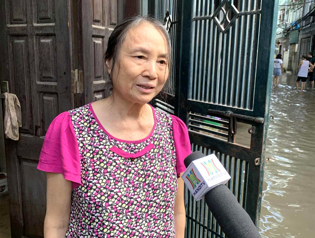 Trao đổi với báo chí sau khi nhận quà của lãnh đạo thành phố Hà Nội và phường Từ Liêm, bà Phạm Tuyết Mai (70 tuổi, ở tổ 3, ngõ 163 phố Phú Đô, phường Từ Liêm) bày tỏ xúc động khi được các đồng chí lãnh đạo quan tâm thăm hỏi, đến tận nhà trao quà của Uỷ ban MTTQ Việt Nam TP Hà Nội. Bà Mai cho biết các con ở xa, gia đình neo người khó khăn, ông nhà bà lại bị tai biến mấy năm nay nên mưa bão càng thêm khó khăn vất vả…