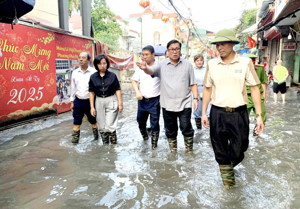 Lãnh đạo MTTQ TP Hà Nội lội nước tới động viên người dân
