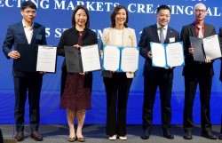 Ngân hàng Standard Chartered ký bốn biên bản ghi nhớ tại Việt Nam