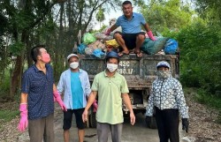 Lượng lớn rác thải sinh hoạt ùn ứ đang được xử lý tạm