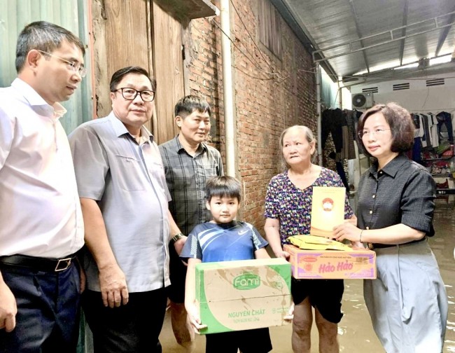 Lãnh đạo MTTQ TP Hà Nội lội nước tới động viên người dân