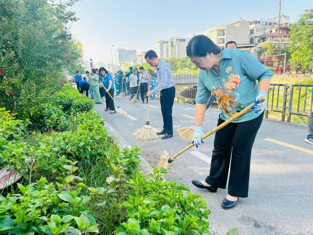 Chủ tịch Ủy ban Mặt trận Tổ quốc Việt Nam thành phố Hà Nội Nguyễn Lan Hương cùng nhân dân phường Láng dọn vệ sinh môi trường.