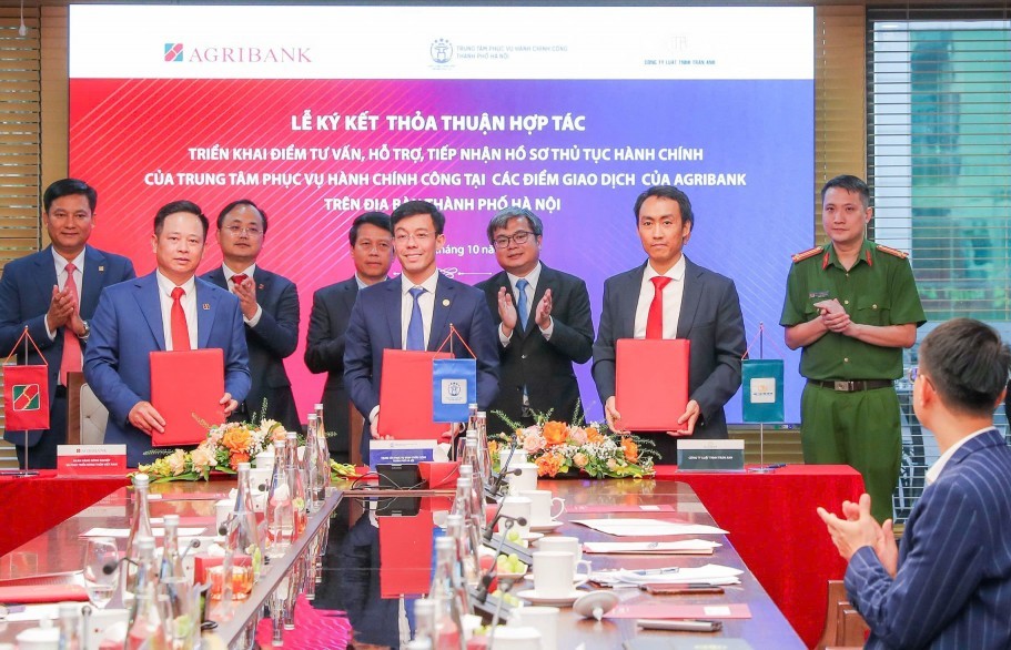 Hỗ trợ người dân thực hiện dịch vụ công tại điểm giao dịch của ngân hàng