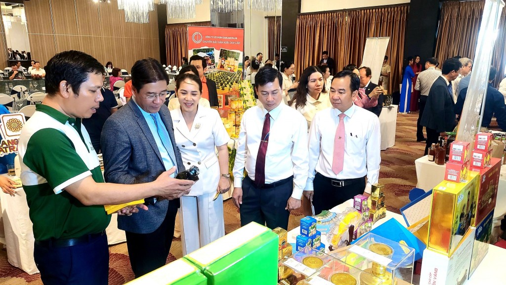 Đại biểu tham quan các gian hàng trưng bày sản phẩm tiêu biểu của hai địa phương