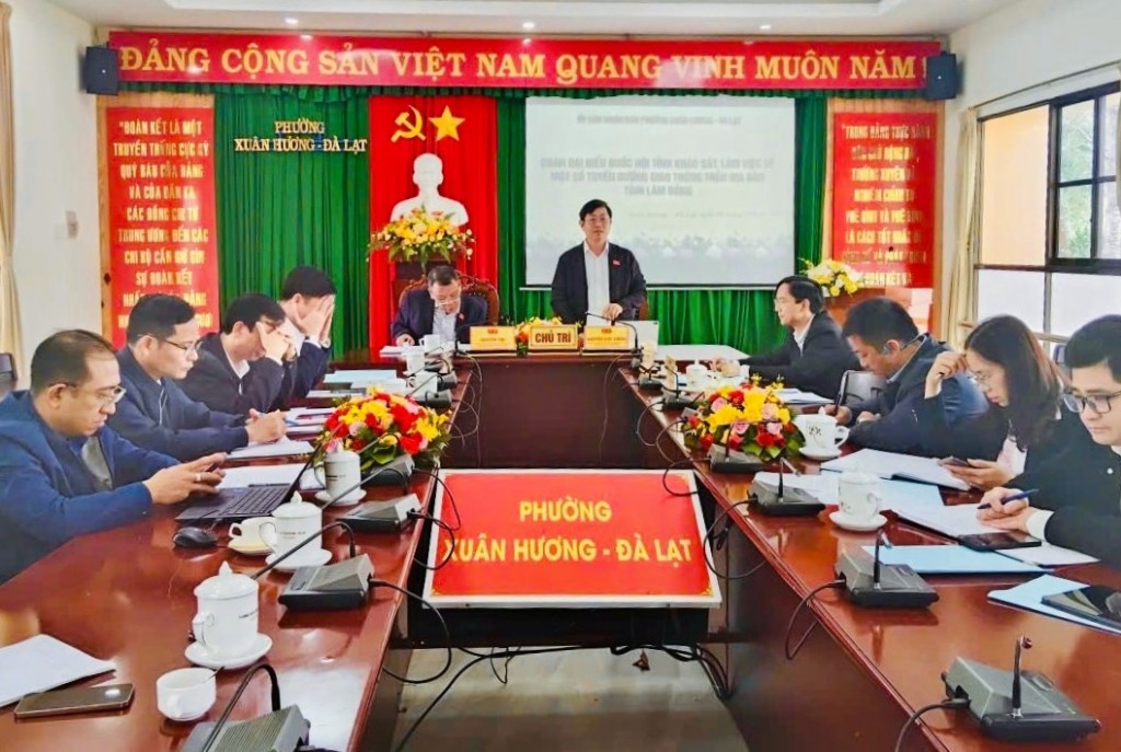 Phó Trưởng đoàn chuyên trách Đoàn Đại biểu Quốc hội Lâm Đồng Nguyễn Hữu Thông chủ trì buổi làm việc (Ảnh: N.Thu)