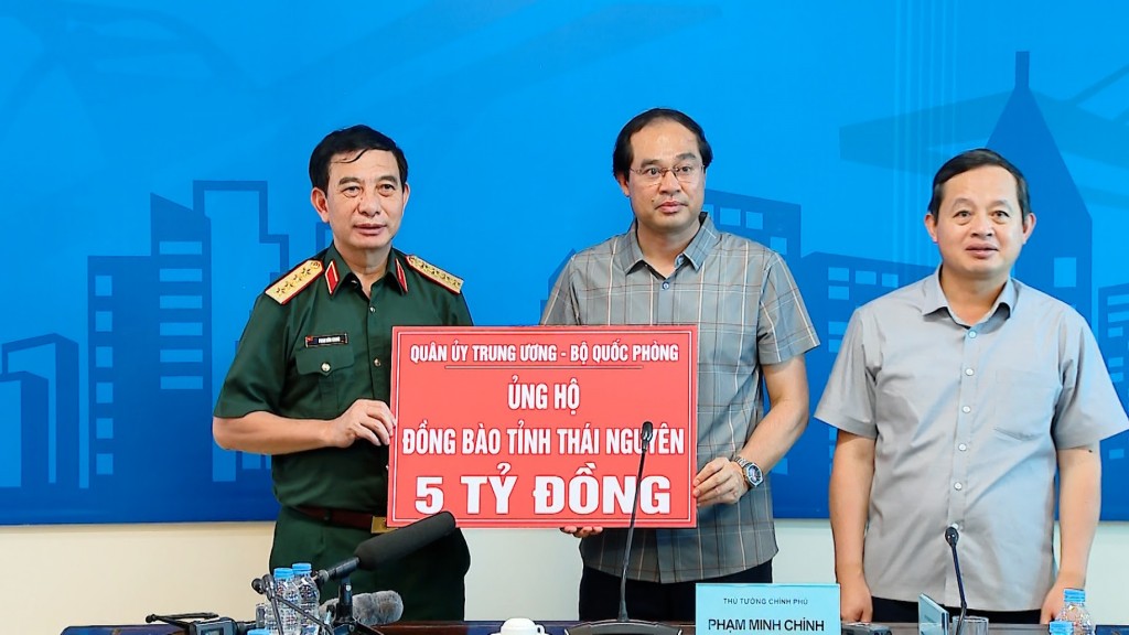 Bộ trưởng Bộ Quốc phòng Phan Văn Giang thay mặt Quân ủy Trung ương, Bộ Quốc phòng hỗ trợ tỉnh Thái Nguyên để khắc phục hậu quả mưa lũ - Ảnh: VGP/Nhật Bắc