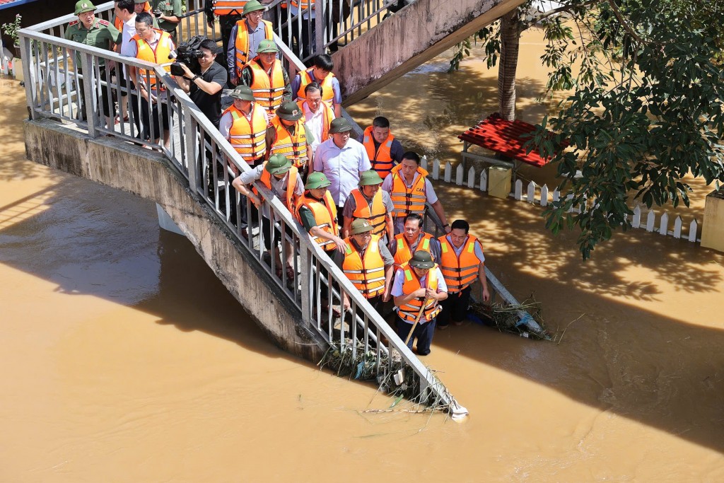 Thủ tướng Phạm Minh Chính tới thăm hỏi người dân, chỉ đạo khắc phục hậu quả mưa lũ tại Thái Nguyên - Ảnh: VGP/Nhật Bắc