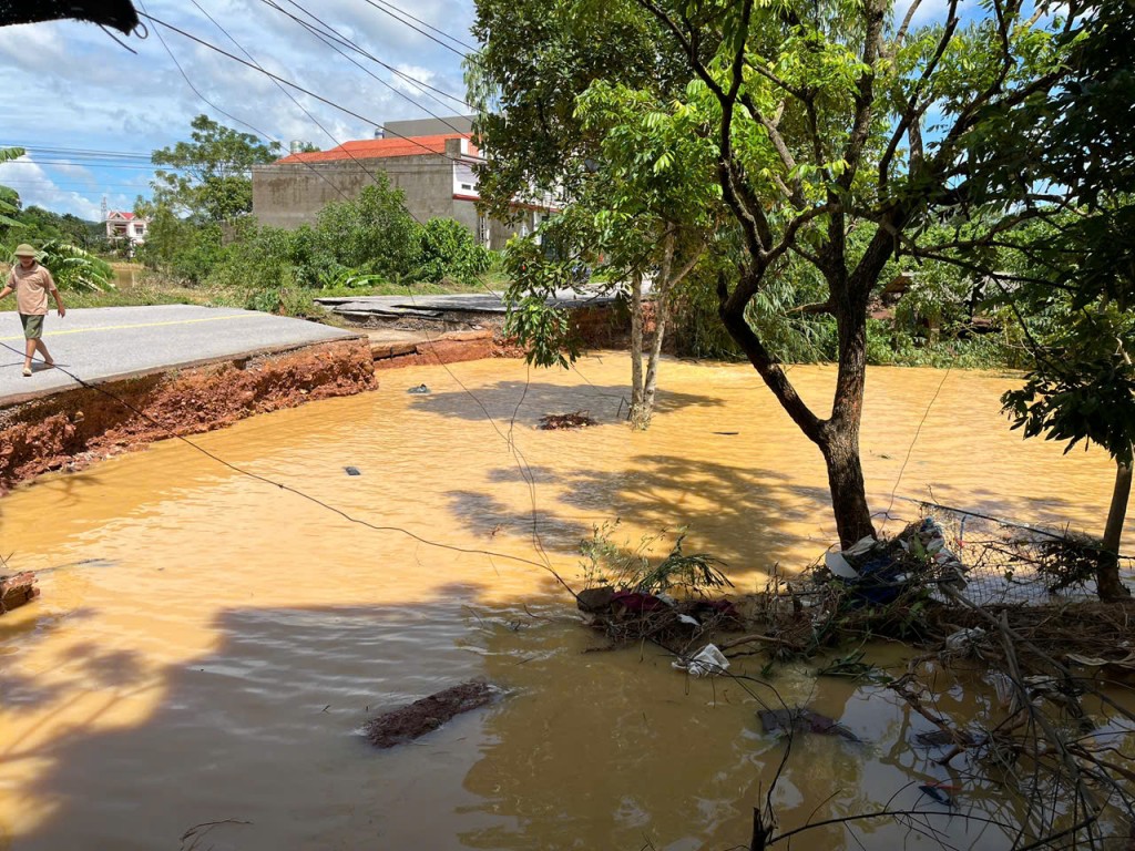Mưa lũ làm sạt lở đường giao thông tại xã Yên Thế - Ảnh: VGP/Nguyễn Hoàng