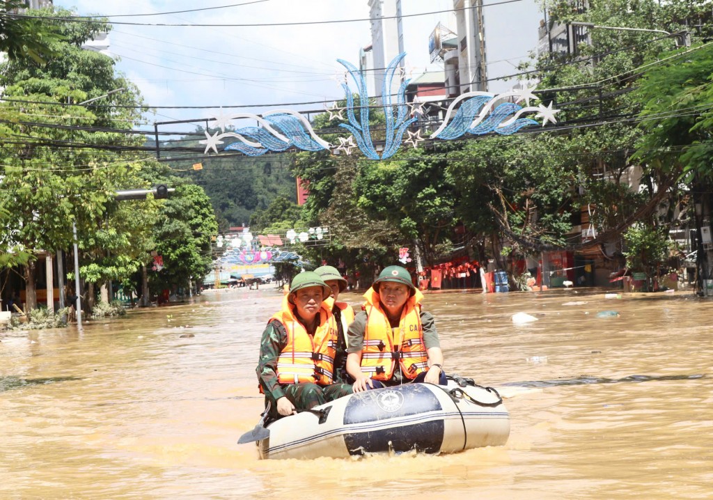 Phó Thủ tướng Trần Hồng Hà thị sát các vùng bị ngập lụt tại phường Thục Phán, tỉnh Cao Bằng - Ảnh: TTXVN Phó Thủ tướng Trần Hồng Hà thị sát các vùng bị ngập lụt tại phường Thục Phán, tỉnh Cao Bằng - Ảnh: TTXVN