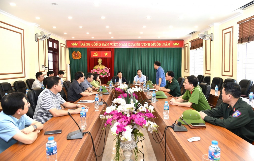 Phó Thủ tướng Chính phủ Hồ Đức Phớc kiểm tra công tác phòng chống mưa lũ do hoàn lưu bão số 11 gây ra tại tỉnh Lạng Sơn - Ảnh: VGP/Trần Mạnh