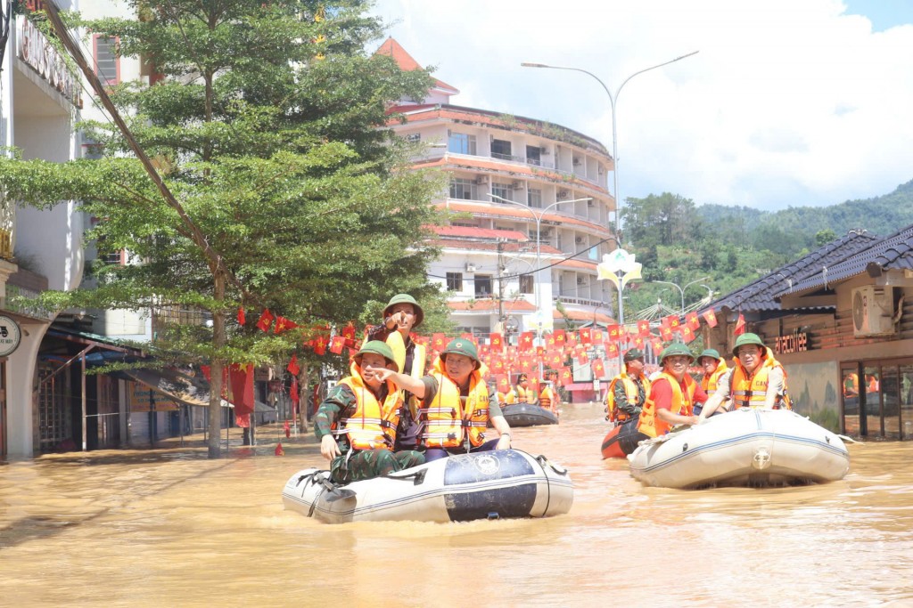 Phó Thủ tướng Trần Hồng Hà kiểm tra tình hình ngập lụt tại Phố đi bộ ven sông Bằng, phường Thục Phán - Ảnh: Báo Cao Bằng Phó Thủ tướng Trần Hồng Hà kiểm tra tình hình ngập lụt tại Phố đi bộ ven sông Bằng, phường Thục Phán - Ảnh: Báo Cao Bằng