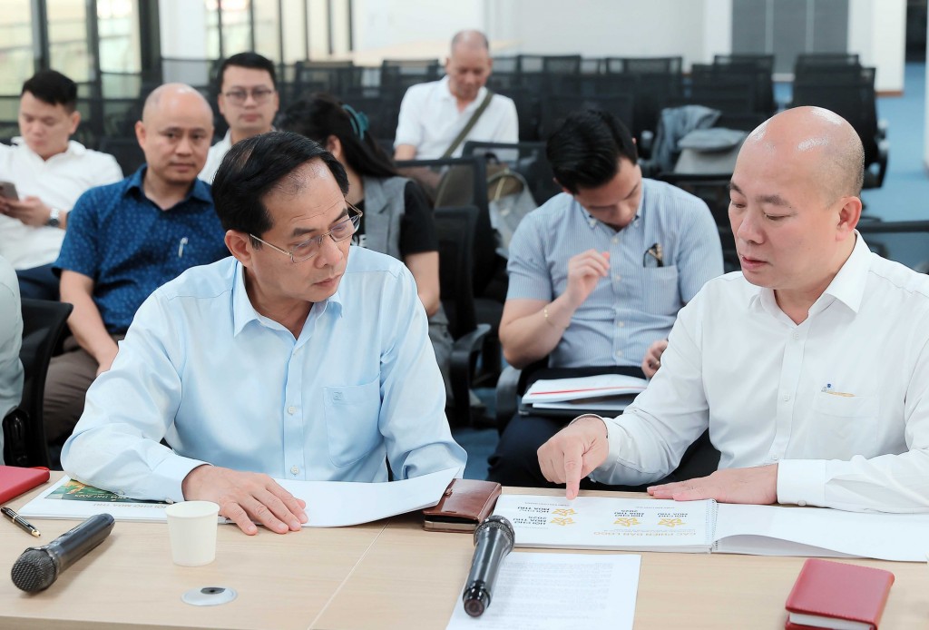 Phó Thủ tướng Bùi Thanh Sơn trao đổi với các đơn vị tại cuộc họp - Ảnh: VGP/Hải Minh Phó Thủ tướng Bùi Thanh Sơn trao đổi với các đơn vị tại cuộc họp - Ảnh: VGP/Hải Minh