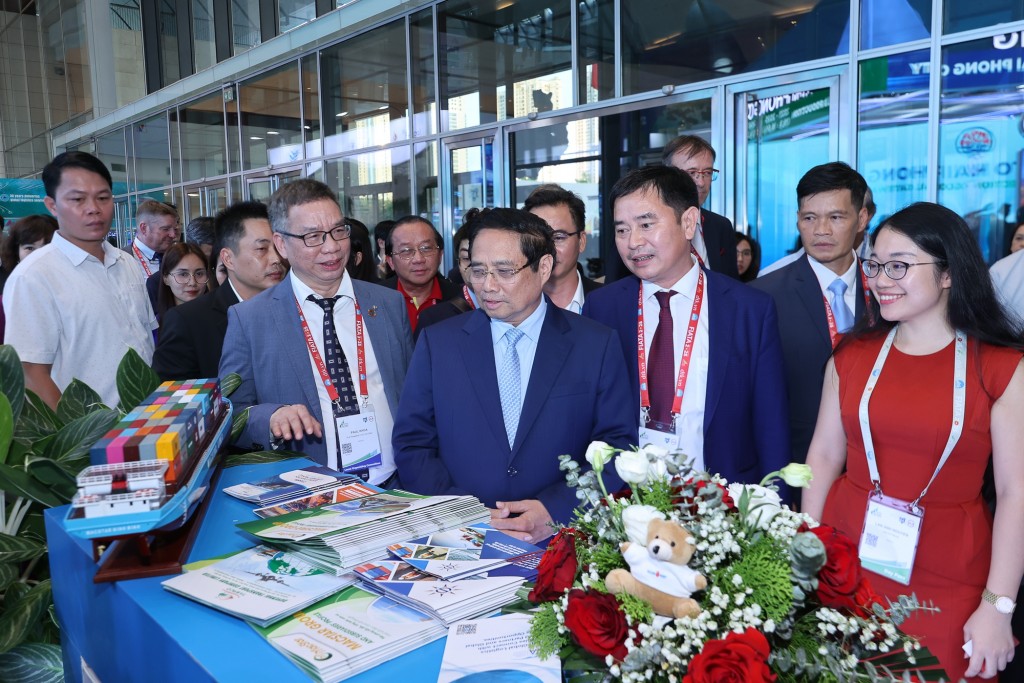 Thủ tướng tham quan các gian hàng trưng bày tại Đại hội - Ảnh: VGP/Nhật Bắc