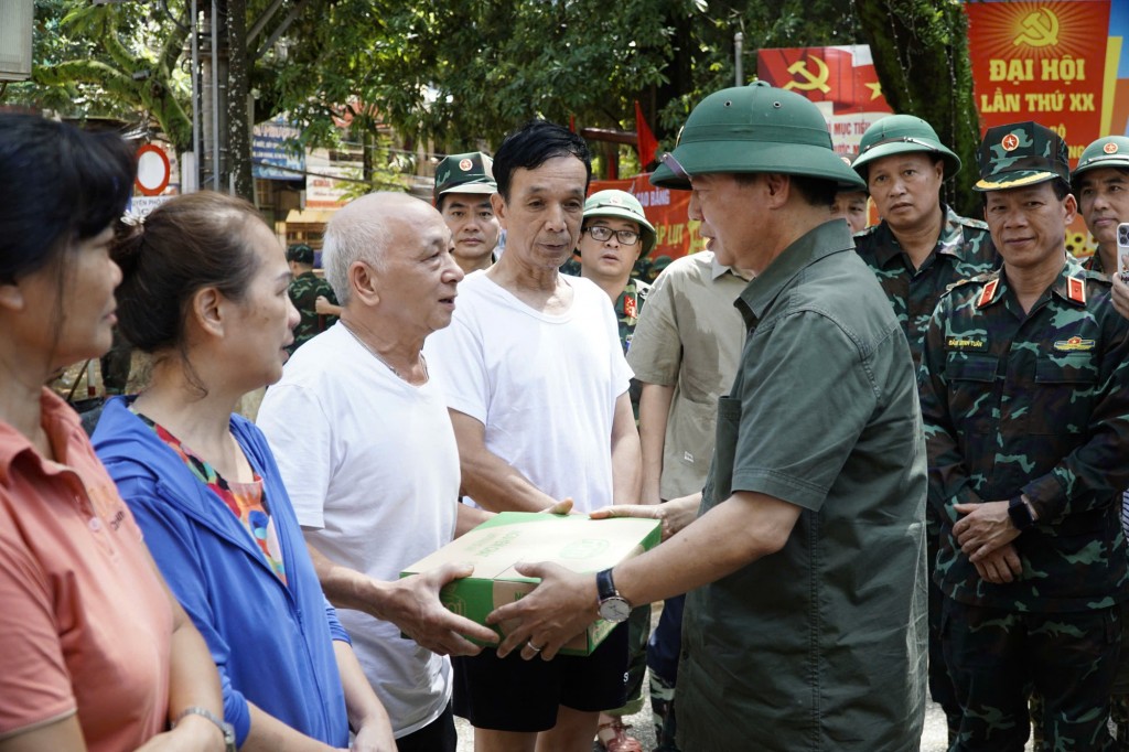 Phó Thủ tướng Trần Hồng Hà tặng quà, thăm hỏi người dân bị ảnh hưởng bởi lũ lụt - Ảnh: Báo Cao Bằng Phó Thủ tướng Trần Hồng Hà tặng quà, thăm hỏi người dân bị ảnh hưởng bởi lũ lụt - Ảnh: Báo Cao Bằng