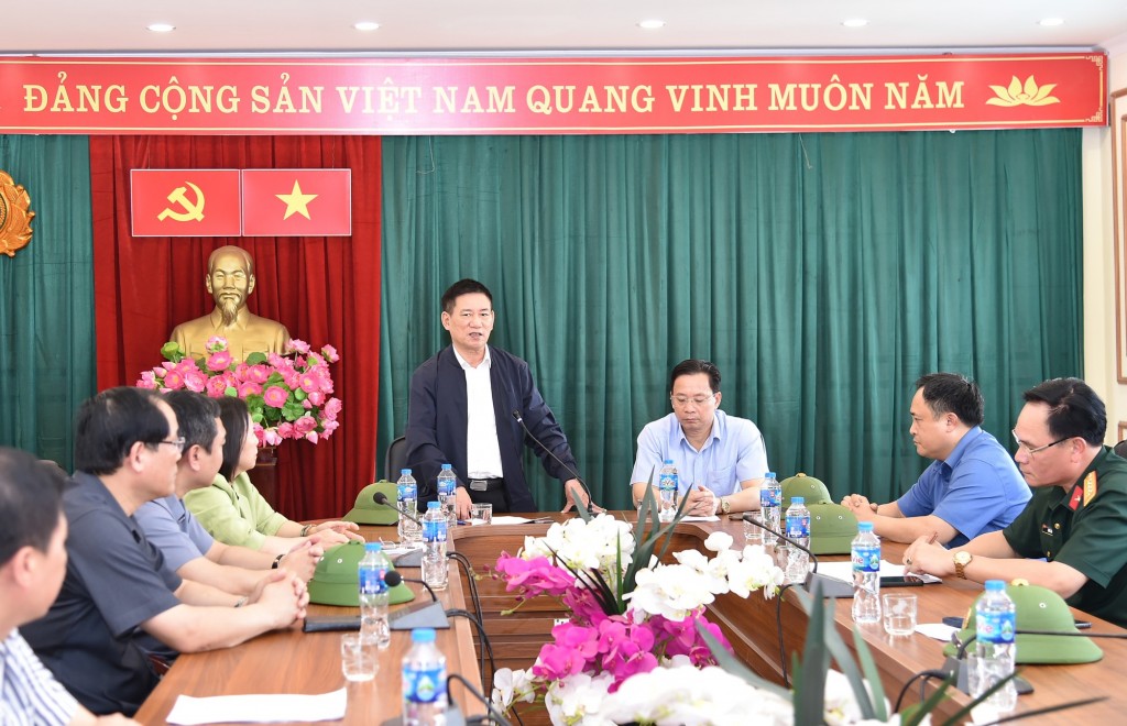 Phó Thủ tướng yêu cầu tỉnh Lạng Sơn tiếp tục khẩn trương tiếp cận các địa bàn đang bị chia cắt, di dời người dân đến nơi an toàn - Ảnh: VGP/Trần Mạnh