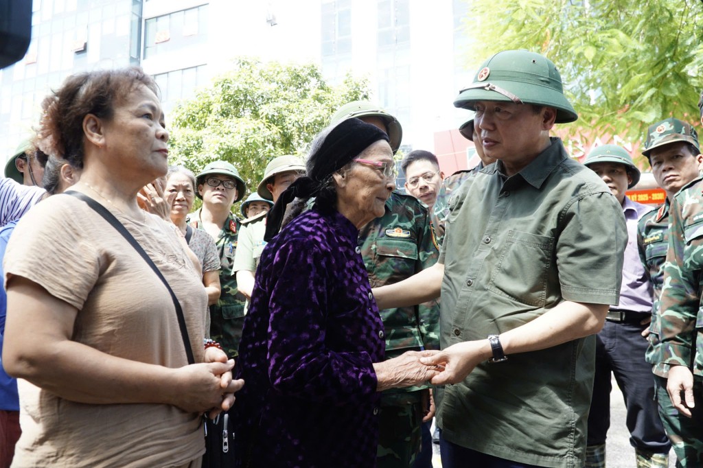 Phó Thủ tướng Trần Hồng Hà thăm hỏi, tặng quà gia đình Mẹ Việt Nam Anh hùng Lâm Thị Mèn, ở tổ dân phố Hợp Giang 1 (phường Thục Phán) bị ngập hoàn toàn do mưa lũ - Ảnh: Báo Cao Bằng Phó Thủ tướng Trần Hồng Hà thăm hỏi, tặng quà gia đình Mẹ Việt Nam Anh hùng Lâm Thị Mèn, ở tổ dân phố Hợp Giang 1 (phường Thục Phán) bị ngập hoàn toàn do mưa lũ - Ảnh: Báo Cao Bằng