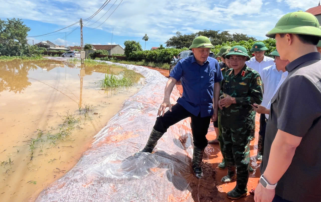 Phó Thủ tướng Thường trực Chính phủ Nguyễn Hoà Bình thị sát tình hình ngập lụt tại xã Phúc Hòa do nước sông Thương lên cao - Ảnh: VGP/Nguyễn Hoàng