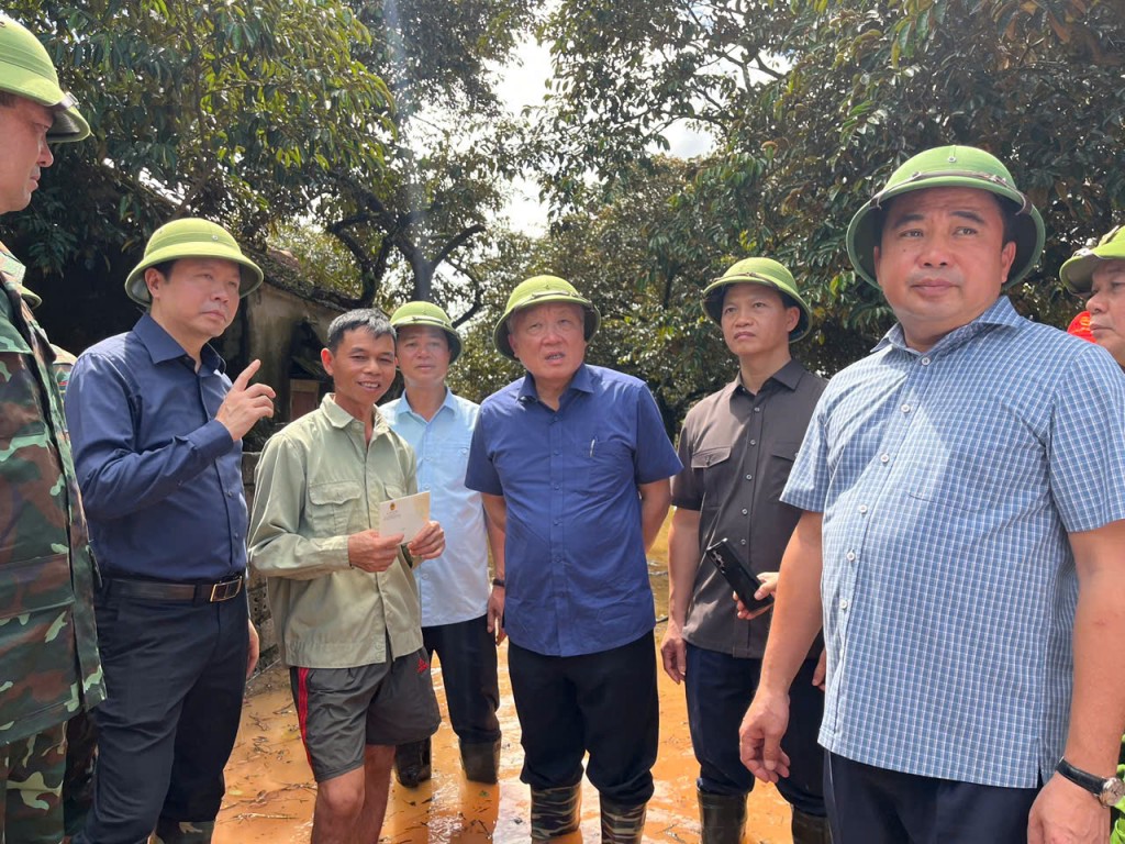 Phó Thủ tướng Thường trực Chính phủ Nguyễn Hoà Bình thăm hỏi, động viên người dân xã Phúc Hòa - Ảnh: VGP/Nguyễn Hoàng