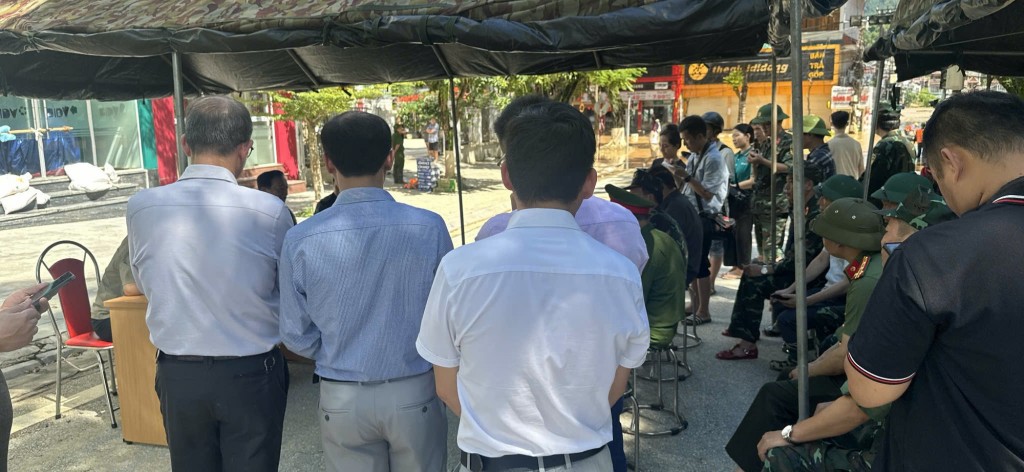 Phó Thủ tướng Trần Hồng Hà chủ trì cuộc họp tại lều dã chiến dựng trên phố Kim Đồng, phường Thục Phán, tỉnh Cao Bằng - Ảnh: VGP Phó Thủ tướng Trần Hồng Hà chủ trì cuộc họp tại lều dã chiến dựng trên phố Kim Đồng, phường Thục Phán, tỉnh Cao Bằng - Ảnh: VGP