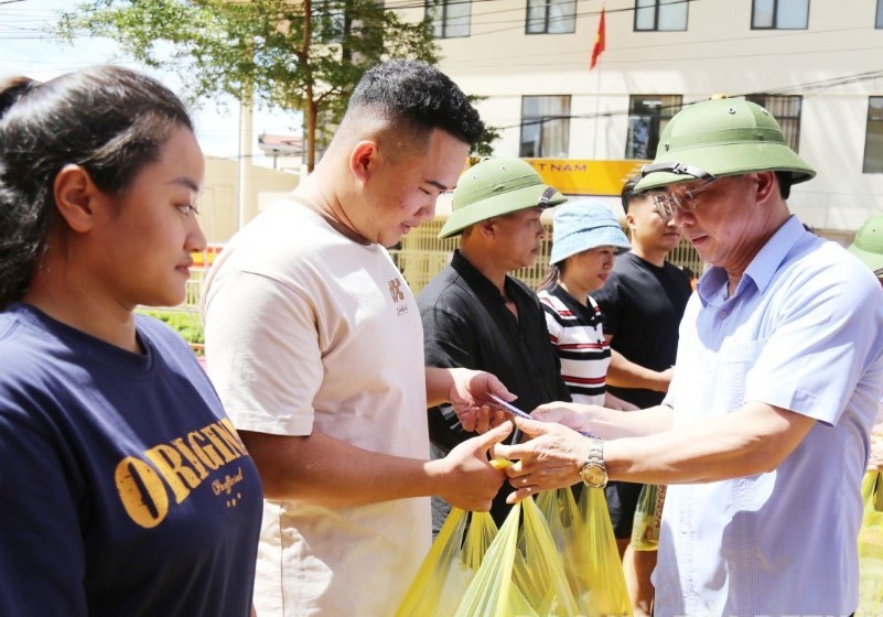 Đồng chí Hoàng Văn Nghiệm, Bí thư Tỉnh ủy, Trưởng Đoàn đại biểu Quốc hội tỉnh tặng quà người dân xã Hữu Lũng - Ảnh: VGP/Trần Mạnh