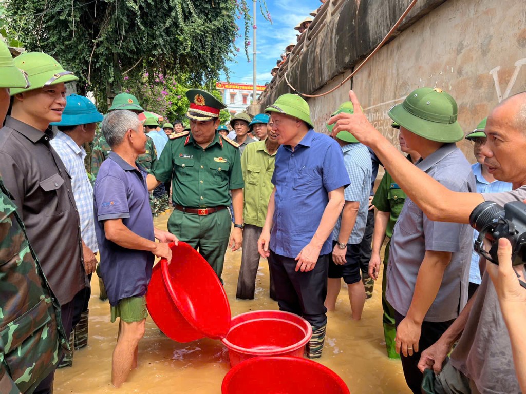 Phó Thủ tướng Thường trực Chính phủ Nguyễn Hoà Bình thăm hỏi, động viên người dân tại khu vực bị ngập lụt do vỡ đê bối tại xã Tiên Lục - Ảnh: VGP/Nguyễn Hoàng