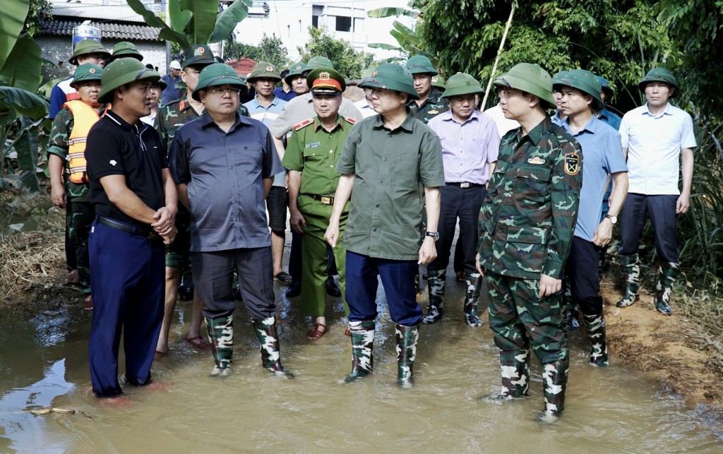 Phó Thủ tướng Trần Hồng Hà kiểm tra tình hình ngập lụt tại xóm Mã Quan (xã Hoà An, tỉnh Cao Bằng) - Ảnh: Báo Cao Bằng Phó Thủ tướng Trần Hồng Hà kiểm tra tình hình ngập lụt tại xóm Mã Quan (xã Hoà An, tỉnh Cao Bằng) - Ảnh: Báo Cao Bằng