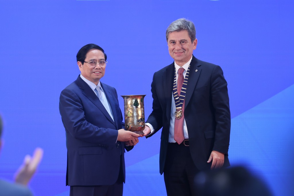 Ông Turgut Erkeskin, Chủ tịch FIATA tặng quà lưu niệm Thủ tướng Phạm Minh Chính - Ảnh: VGP/Nhật Bắc
