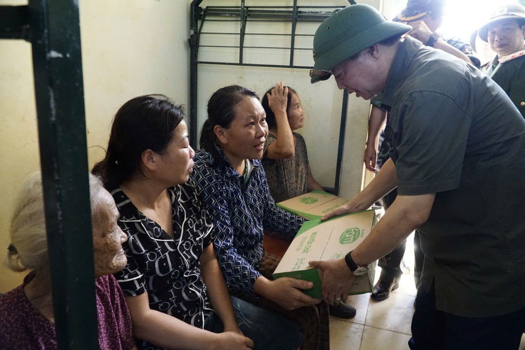 Phó Thủ tướng Trần Hồng Hà tới thăm, động viên, tặng quà người dân đang tránh trú tại Đại đội 577 công binh, công trình (Bộ Chỉ huy quân sự tỉnh Cao Bằng) - Ảnh: Báo Cao Bằng Phó Thủ tướng Trần Hồng Hà tới thăm, động viên, tặng quà người dân đang tránh trú tại Đại đội 577 công binh, công trình (Bộ Chỉ huy quân sự tỉnh Cao Bằng) - Ảnh: Báo Cao Bằng