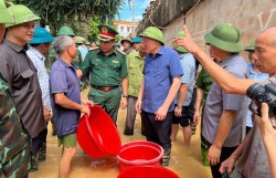 Phó Thủ tướng Thường trực Nguyễn Hoà Bình kiểm tra, chỉ đạo khắc phục hậu quả mưa lũ tại Bắc Ninh
