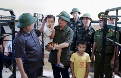 Phó Thủ tướng Trần Hồng Hà thăm hỏi người dân, chỉ đạo khắc phục hậu quả mưa lũ tại tỉnh Cao Bằng