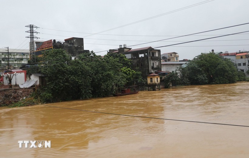 Nước sông Cầu lên cao. (Ảnh: Hoàng Nguyên/TTXVN)