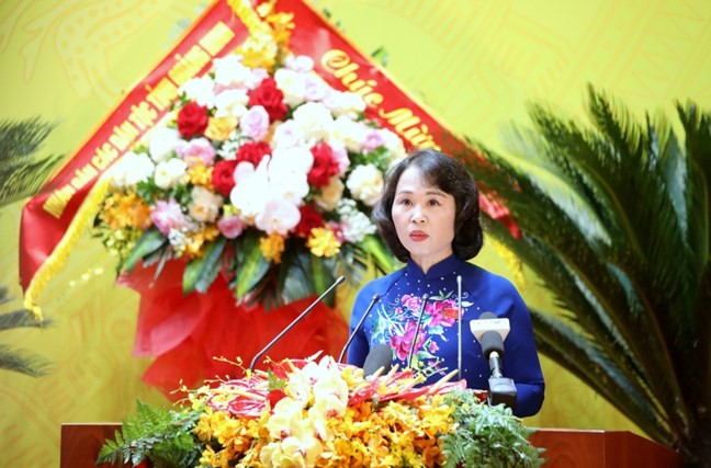 Đồng chí Trịnh Thị Minh Thanh, Phó Bí thư Thường trực Tỉnh ủy, Chủ tịch HĐND tỉnh, trình bày Báo cáo chính trị của Ban Chấp hành Đảng bộ tỉnh khóa XV trình Đại hội. 